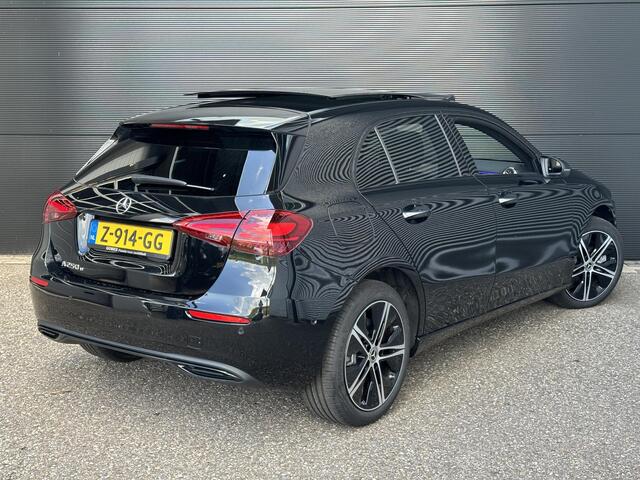Mercedes-Benz A-KLASSE 250 e | Panoramadak | Luxury Mercedes-Benz A-klasse 250 e Luxury Line | Nightpakket | Panoramadak | Achteruitrijcamera | Stoelverwarming | Sfeerverlichting