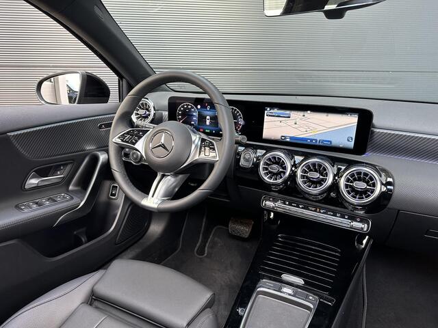 Mercedes-Benz A-KLASSE 250 e | Panoramadak | Luxury Mercedes-Benz A-klasse 250 e Luxury Line | Nightpakket | Panoramadak | Achteruitrijcamera | Stoelverwarming | Sfeerverlichting