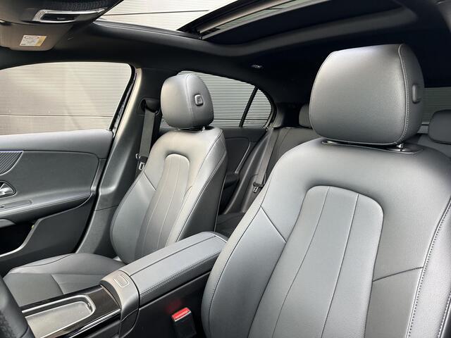Mercedes-Benz A-KLASSE 250 e | Panoramadak | Luxury Mercedes-Benz A-klasse 250 e Luxury Line | Nightpakket | Panoramadak | Achteruitrijcamera | Stoelverwarming | Sfeerverlichting