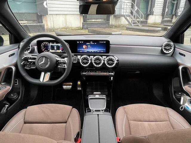 Mercedes-Benz A-KLASSE Limousine 180 Star Edition AMG Line | Night Pakket | Winter Pakket | 19 inch Multispaaks AMG Velgen | Panoramadak | Dodehoekassistent | MULTIBEAM LED koplampen | Stoelverwarming | Stuurverwarming | Sfeerverlichting | Achteruitrijcamera | Showmodel