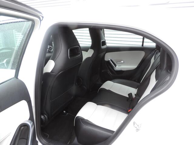 Mercedes-Benz A-KLASSE 180 Business Solution AMG Upgrade auto is nieuw zeer mooi
