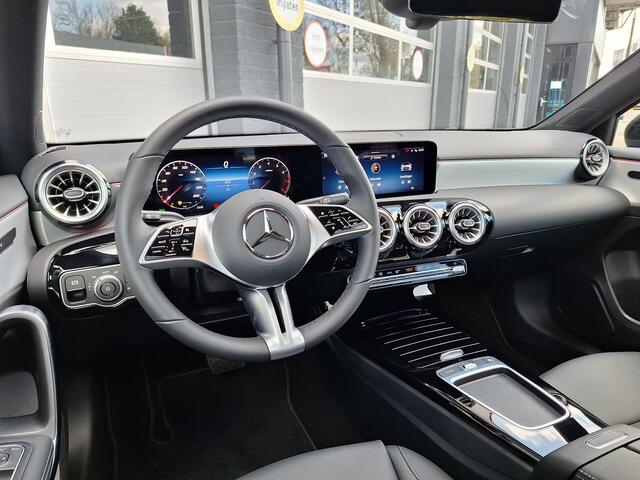 Mercedes-Benz A-KLASSE 180 Star Edition Luxury Line | Night Pakket | Winter Pakket | Panoramadak | MULTIBEAM LED Koplampen | Dodehoekassistent | Sfeerverlichting | Stoelverwarming | Stuurverwarming | Achteruitrijcamera | Elektrisch Inklapbare Buitenspiegels | Showmodel