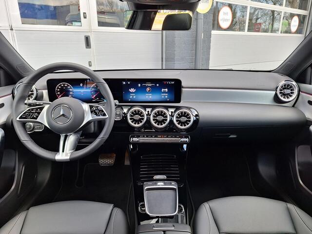 Mercedes-Benz A-KLASSE 180 Star Edition Luxury Line | Night Pakket | Winter Pakket | Panoramadak | MULTIBEAM LED Koplampen | Dodehoekassistent | Sfeerverlichting | Stoelverwarming | Stuurverwarming | Achteruitrijcamera | Elektrisch Inklapbare Buitenspiegels | Showmodel
