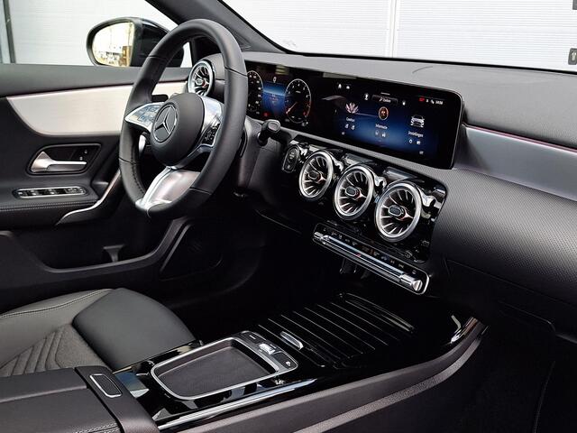 Mercedes-Benz A-KLASSE 180 Star Edition Luxury Line | Night Pakket | Winter Pakket | Panoramadak | MULTIBEAM LED Koplampen | Dodehoekassistent | Sfeerverlichting | Stoelverwarming | Stuurverwarming | Achteruitrijcamera | Elektrisch Inklapbare Buitenspiegels | Showmodel
