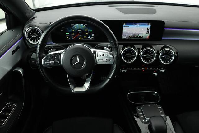 Mercedes-Benz A-KLASSE 250e AMG Night | Carplay | Stoelverwarming | Full LED | Sfeerverlichting | Leder/Alcantara | Navigatie | Park Assist