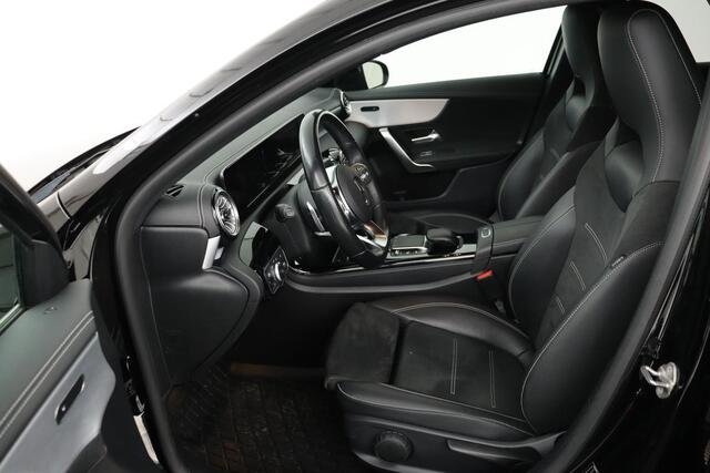 Mercedes-Benz A-KLASSE 250e AMG Night | Carplay | Stoelverwarming | Full LED | Sfeerverlichting | Leder/Alcantara | Navigatie | Park Assist