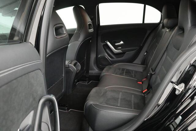Mercedes-Benz A-KLASSE 250e AMG Night | Carplay | Stoelverwarming | Full LED | Sfeerverlichting | Leder/Alcantara | Navigatie | Park Assist