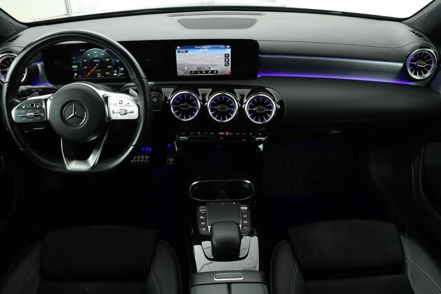 Mercedes-Benz A-KLASSE 250e AMG Night | Carplay | Stoelverwarming | Full LED | Sfeerverlichting | Leder/Alcantara | Navigatie | Park Assist