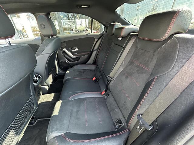 Mercedes-Benz A-KLASSE 250 e Business Solution AMG Limited | Panoramadak | Elektrisch verstelbare stoelen | Apple Carplay | Dodehoekassistent | Night Pakket