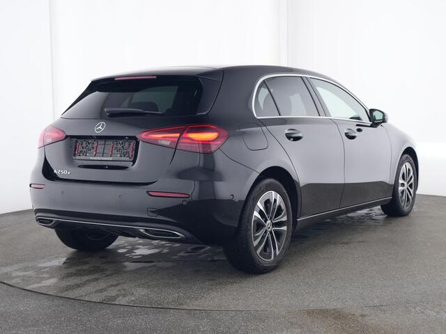 Mercedes-Benz A-KLASSE 250 e Face Lift Plug-In Hybride | Progressive Line Advanced | Ledkoplampen | 11kW Laden | Stuur en Stoelverwarming | Inclusief 24 maanden MB Certified garantie voor Europa.