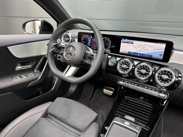Mercedes-Benz A-KLASSE 250 e AMG Line | Panoramadak | Night Pakket | Dodehoekassistent | MULTIBEAM LED Koplampen | Sfeerverlichting | Stoelverwarming | Achteruitrijcamera | Elektrisch Inklapbare Buitenspiegels