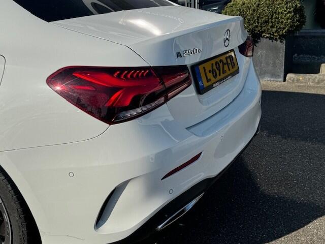 Mercedes-Benz A-KLASSE 250 e Business Solution AMG Limited l Panoramaschuifdak l DISTRONIC PLUS l Trekhaak l l Memory stoelen l 360 camera l Sfeerverlichting l Apple CarPlay l Leder l Stoelverwarming l Widescreen l Sfeerverlichting l Airco l LED l Keyless GO l