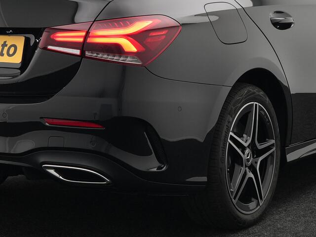 Mercedes-Benz A-KLASSE 250 e AMG Plug In Hybrid PHEV | Sfeerverlichting | Carplay | Alcantara Sportstoelen Verwarmd | Camera | Sportstuur |
