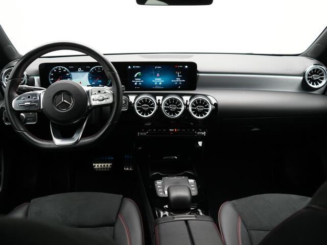 Mercedes-Benz A-KLASSE 250 e AMG Plug In Hybrid PHEV | Sfeerverlichting | Carplay | Alcantara Sportstoelen Verwarmd | Camera | Sportstuur |