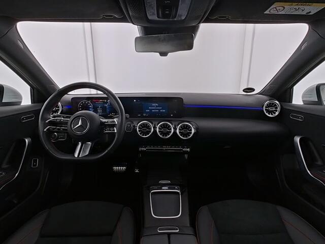 Mercedes-Benz A-KLASSE 250 e AMG ** MULTIBEAM LED, MBUX+, PANORAMA, CAMERA, WINTER ** 1e EIG - Ex MB-AG - JUNGE STERNE ** ** INFORMEER OOK NAAR ONZE AANTREKKELIJKE FINANCIAL-LEASE TARIEVEN **