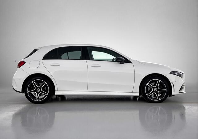Mercedes-Benz A-KLASSE 250 e AMG Plug-In Hybride Auto Show Tilburg | 5 spaaks lichtmetalen velgen | MBUX wide screen | Navigatie | Parking support met camera achter | Inclusief 24 maanden Mercedes-Benz Certified garantie voor Europa.