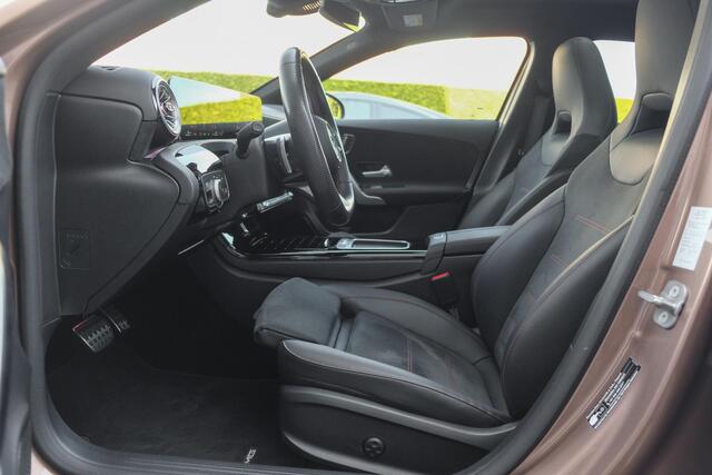 Mercedes-Benz A-KLASSE A250e 218pk AMG Hybrid Panoramadak NP. ¤60k *BTW* Head-up Night pakket Multibeam led Memory 1e Eig. NLauto 19" LMV