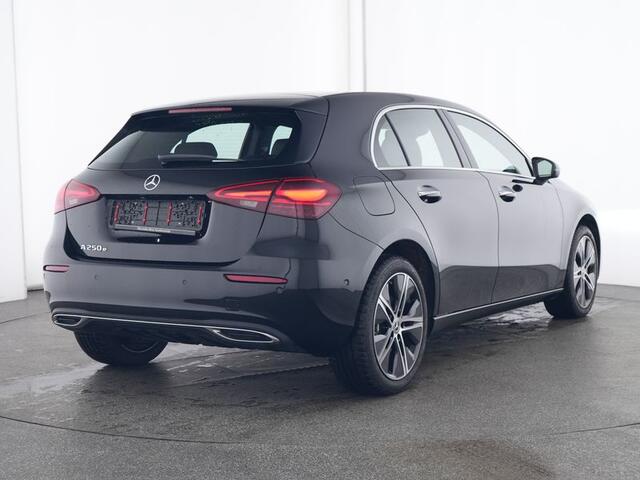 Mercedes-Benz A-KLASSE 250 e Face Lift Plug-In Hybride Panorama Schuif-Kanteldak | 18 Inch 5 spaaaks velgen | Sferverlichting | Dodehoek Assist | Stuur en Stoelverwarming. Inclusief 24 maanden Mercedes-Benz Certified garantie voor Europa.
