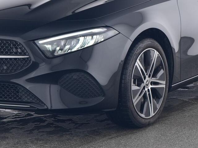 Mercedes-Benz A-KLASSE 250 e Face Lift Plug-In Hybride Panorama Schuif-Kanteldak | 18 Inch 5 spaaaks velgen | Sferverlichting | Dodehoek Assist | Stuur en Stoelverwarming. Inclusief 24 maanden Mercedes-Benz Certified garantie voor Europa.