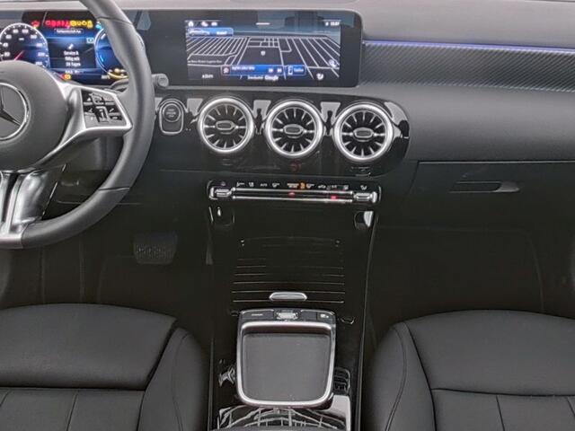 Mercedes-Benz A-KLASSE 250 e Face Lift Plug-In Hybride Panorama Schuif-Kanteldak | 18 Inch 5 spaaaks velgen | Sferverlichting | Dodehoek Assist | Stuur en Stoelverwarming. Inclusief 24 maanden Mercedes-Benz Certified garantie voor Europa.