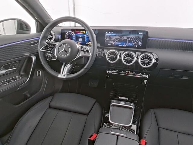 Mercedes-Benz A-KLASSE 250 e Face Lift Plug-In Hybride Panorama Schuif-Kanteldak | 18 Inch 5 spaaaks velgen | Sferverlichting | Dodehoek Assist | Stuur en Stoelverwarming. Inclusief 24 maanden Mercedes-Benz Certified garantie voor Europa.