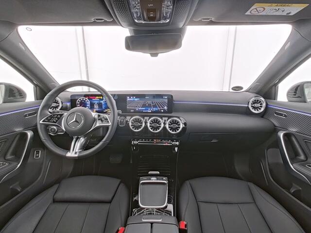 Mercedes-Benz A-KLASSE 250 e Face Lift Plug-In Hybride Panorama Schuif-Kanteldak | 18 Inch 5 spaaaks velgen | Sferverlichting | Dodehoek Assist | Stuur en Stoelverwarming. Inclusief 24 maanden Mercedes-Benz Certified garantie voor Europa.