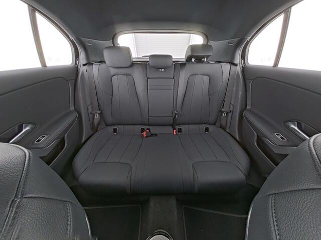Mercedes-Benz A-KLASSE 250 e Face Lift Plug-In Hybride Panorama Schuif-Kanteldak | 18 Inch 5 spaaaks velgen | Sferverlichting | Dodehoek Assist | Stuur en Stoelverwarming. Inclusief 24 maanden Mercedes-Benz Certified garantie voor Europa.