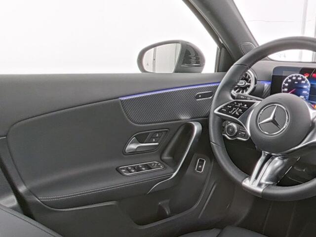 Mercedes-Benz A-KLASSE 250 e Face Lift Plug-In Hybride Panorama Schuif-Kanteldak | 18 Inch 5 spaaaks velgen | Sferverlichting | Dodehoek Assist | Stuur en Stoelverwarming. Inclusief 24 maanden Mercedes-Benz Certified garantie voor Europa.