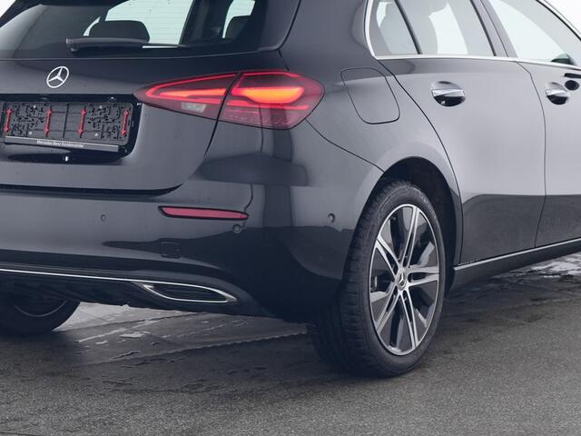 Mercedes-Benz A-KLASSE 250 e Face Lift Plug-In Hybride Panorama Schuif-Kanteldak | 18 Inch 5 spaaaks velgen | Sferverlichting | Dodehoek Assist | Stuur en Stoelverwarming. Inclusief 24 maanden Mercedes-Benz Certified garantie voor Europa.