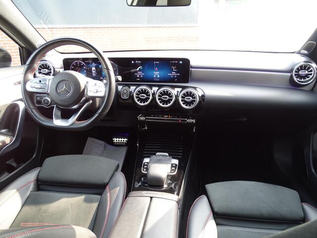 Mercedes-Benz A-KLASSE 220 Launch Edition Premium Plus AMG Automaat|Panoramadak|Sfeerverlichting|Camera|Leder|Navigatie