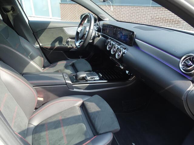 Mercedes-Benz A-KLASSE 220 Launch Edition Premium Plus AMG Automaat|Panoramadak|Sfeerverlichting|Camera|Leder|Navigatie