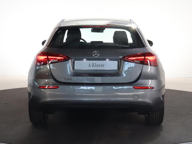 Mercedes-Benz A-KLASSE 250e Business Solution | Carplay | Dodehoek | THERMOTRONIC | Spiegelpakket |