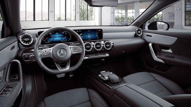 Mercedes-Benz A-KLASSE 250 Premium | AMG | Night | Panoramadak | Sfeerverlichting | Widescreen | Stoelverwarming |