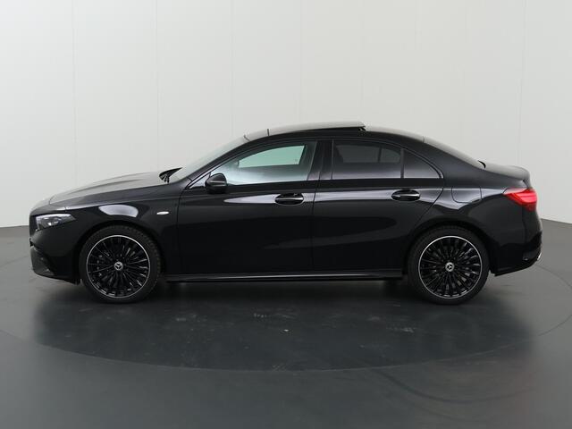 Mercedes-Benz A-KLASSE 250 e Business Solution AMG | Night Pakket | 19" Multispaaks velgen | Panoramadak | Sfeerverlichting |