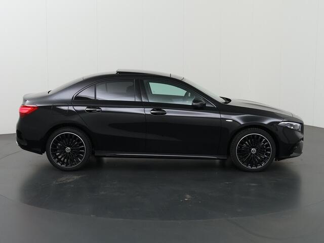 Mercedes-Benz A-KLASSE 250 e Business Solution AMG | Night Pakket | 19" Multispaaks velgen | Panoramadak | Sfeerverlichting |