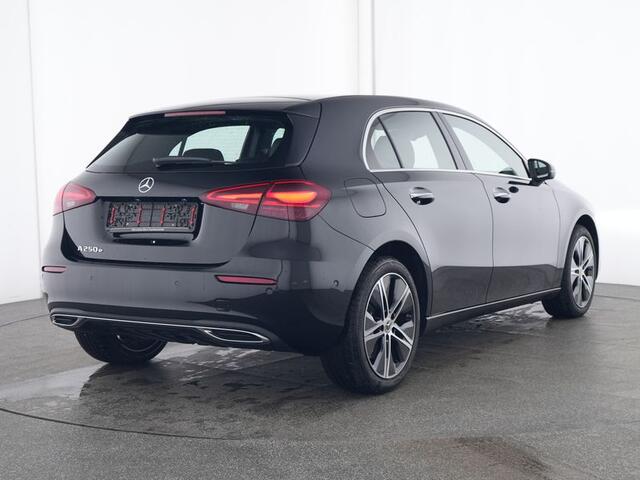 Mercedes-Benz A-KLASSE 250 e Face Lift Plug-In Hybride | Progressive Line Advanced Plus | Sfeerverlichting | Dodoehoek Assist | 18 Inch Velgen | Stuur en Stoelverwarming | Inclusief 24 maanden Mercedes-Benz Certified garantie voor Europa.