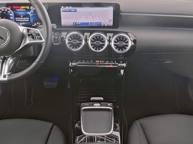 Mercedes-Benz A-KLASSE 250 e Face Lift Plug-In Hybride | Progressive Line Advanced Plus | Sfeerverlichting | Dodoehoek Assist | 18 Inch Velgen | Stuur en Stoelverwarming | Inclusief 24 maanden Mercedes-Benz Certified garantie voor Europa.