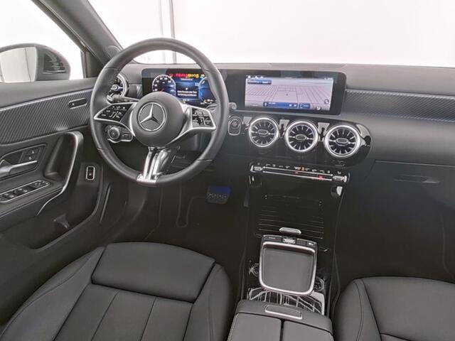 Mercedes-Benz A-KLASSE 250 e Face Lift Plug-In Hybride | Progressive Line Advanced Plus | Sfeerverlichting | Dodoehoek Assist | 18 Inch Velgen | Stuur en Stoelverwarming | Inclusief 24 maanden Mercedes-Benz Certified garantie voor Europa.
