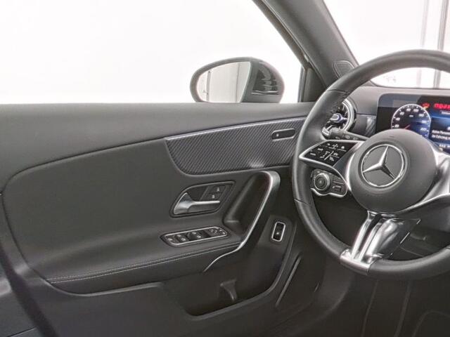 Mercedes-Benz A-KLASSE 250 e Face Lift Plug-In Hybride | Progressive Line Advanced Plus | Sfeerverlichting | Dodoehoek Assist | 18 Inch Velgen | Stuur en Stoelverwarming | Inclusief 24 maanden Mercedes-Benz Certified garantie voor Europa.