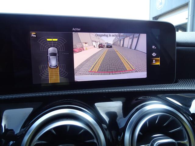 Mercedes-Benz A-KLASSE 200 Business Solution AMG Upgrade Panoramadak|Sfeerverlichting|Stoelverwarming|Camera|Leder|Navigatie