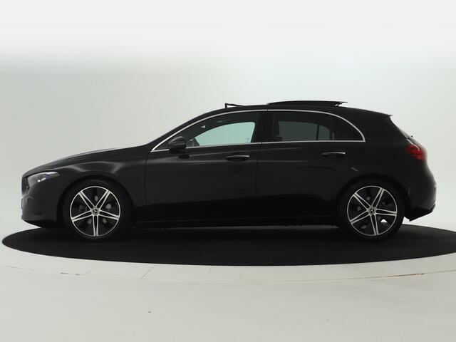 Mercedes-Benz A-KLASSE 180 Luxury Line | Sfeerverlichting | Panoramadak | Achteruitrijcamera | Digitale radio | Inclusief 24 maanden MB Certified garantie voor Europa.