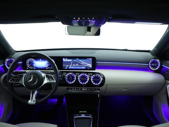 Mercedes-Benz A-KLASSE 180 Luxury Line | Sfeerverlichting | Panoramadak | Achteruitrijcamera | Digitale radio | Inclusief 24 maanden MB Certified garantie voor Europa.