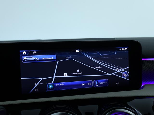 Mercedes-Benz A-KLASSE 180 Luxury Line | Sfeerverlichting | Panoramadak | Achteruitrijcamera | Digitale radio | Inclusief 24 maanden MB Certified garantie voor Europa.