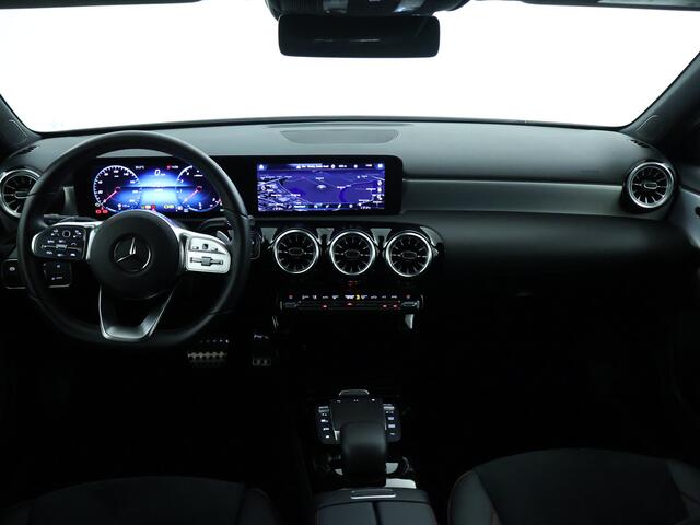 Mercedes-Benz A-KLASSE 180 Business Solution AMG | Digitale radio DAB+ | Sfeerverlichting | Apple CarPlay | Achteruitrijcamera | Inclusief 24 maanden MB Certified garantie voor Europa.