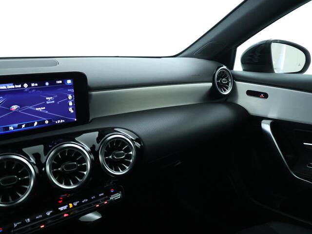 Mercedes-Benz A-KLASSE 180 Business Solution AMG | Digitale radio DAB+ | Sfeerverlichting | Apple CarPlay | Achteruitrijcamera | Inclusief 24 maanden MB Certified garantie voor Europa.