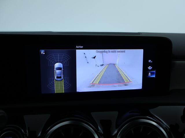 Mercedes-Benz A-KLASSE 180 Business Solution AMG | Digitale radio DAB+ | Sfeerverlichting | Apple CarPlay | Achteruitrijcamera | Inclusief 24 maanden MB Certified garantie voor Europa.
