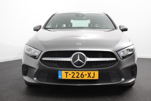 Mercedes-Benz A-KLASSE 200 7-DCT Progressive | Sfeerverlichting | Navigatie | Climate control | Camera | Parkeer sensoren | Half Lederen Bekleding | Led | Cruise Control | LMV Velgen