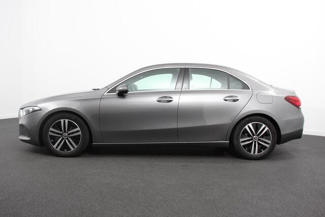 Mercedes-Benz A-KLASSE 200 7-DCT Progressive | Sfeerverlichting | Navigatie | Climate control | Camera | Parkeer sensoren | Half Lederen Bekleding | Led | Cruise Control | LMV Velgen