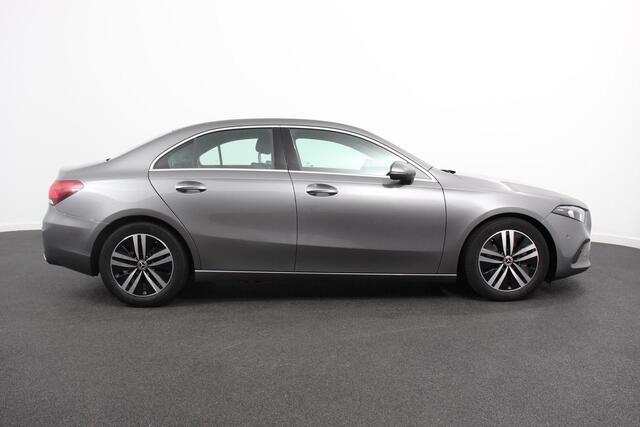 Mercedes-Benz A-KLASSE 200 7-DCT Progressive | Sfeerverlichting | Navigatie | Climate control | Camera | Parkeer sensoren | Half Lederen Bekleding | Led | Cruise Control | LMV Velgen