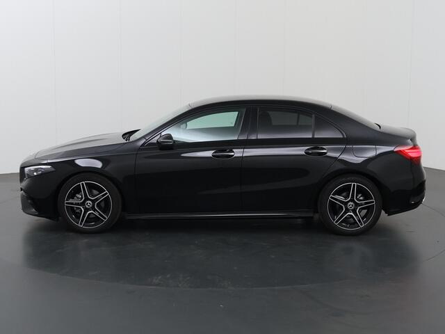Mercedes-Benz A-KLASSE 180 Star Edition | AMG | Night | Keyless | Sfeerverlichting | Stoelverwarming | Achteruitrijcamera |